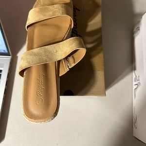 Slip on mild wedge, for slim foot size 7.